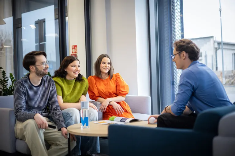 studenci pracujący nad projektem grupowym