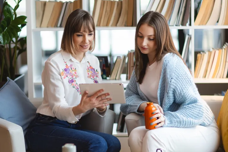 Marketing Growth Strategy & Innovation | Studia II stopnia we Wrocławiu | Uniwersytet WSB Merito we Wrocławiu: studenci uczący się wspólnie do egzaminu