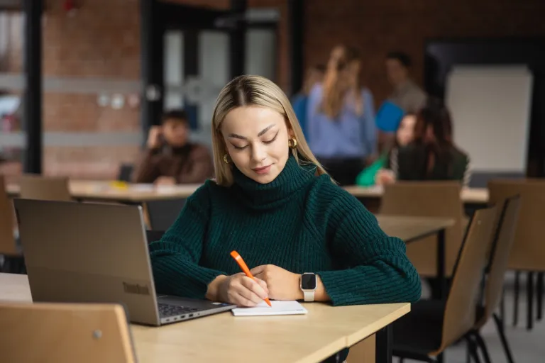 Filologia germańska | Studia II stopnia we Wrocławiu | Uniwersytet WSB Merito we Wrocławiu: studentka ucząca się do egzaminu