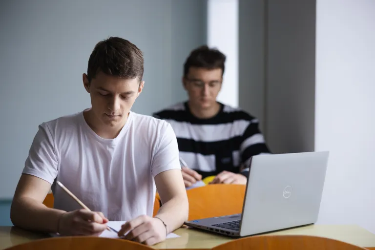 Sztuczna inteligencja i uczenie maszynowe | Studia II stopnia ze studiami podyplomowymi  | Uniwersytet WSB Merito we Wrocławiu: studenci uczący się do egzaminu