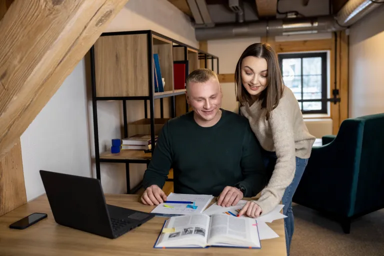 Zarządzanie w ochronie zdrowia | Studia II stopnia we Wrocławiu | Uniwersytet WSB Merito we Wrocławiu: studenci pracujący nad projektem grupowym