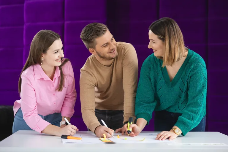 Zarządzanie w ochronie zdrowia | Studia II stopnia we Wrocławiu | Uniwersytet WSB Merito we Wrocławiu: studenci pracujący nad projektem grupowym