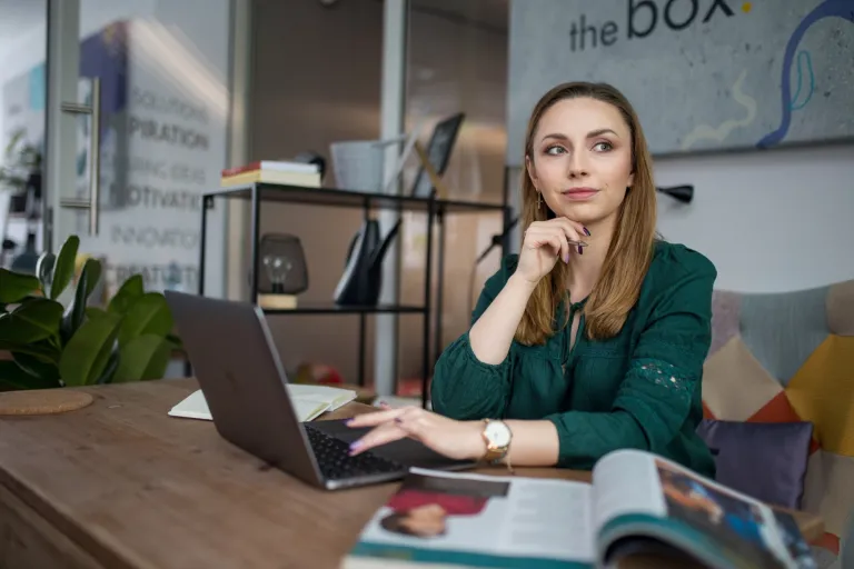 Menedżer organizacji logistycznej | Studia II stopnia ze studiami podyplomowymi  | Uniwersytet WSB Merito we Wrocławiu: studentka ucząca się do egzaminu