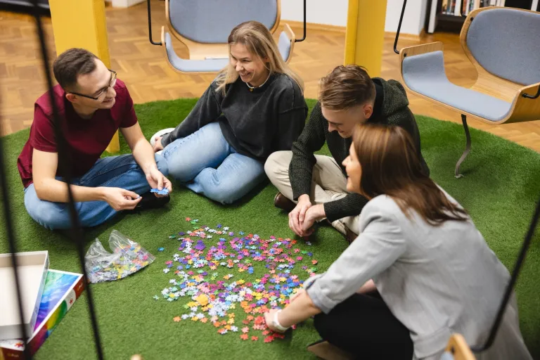 Pedagogika szkolna z doradztwem zawodowym | Studia II stopnia we Wrocławiu | Uniwersytet WSB Merito we Wrocławiu: studenci układający puzzle