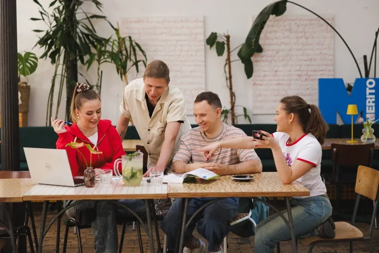Pedagogika doradztwa i coachingu kariery | Studia II stopnia we Wrocławiu | Uniwersytet WSB Merito we Wrocławiu: studenci pracujący nad projektem grupowym