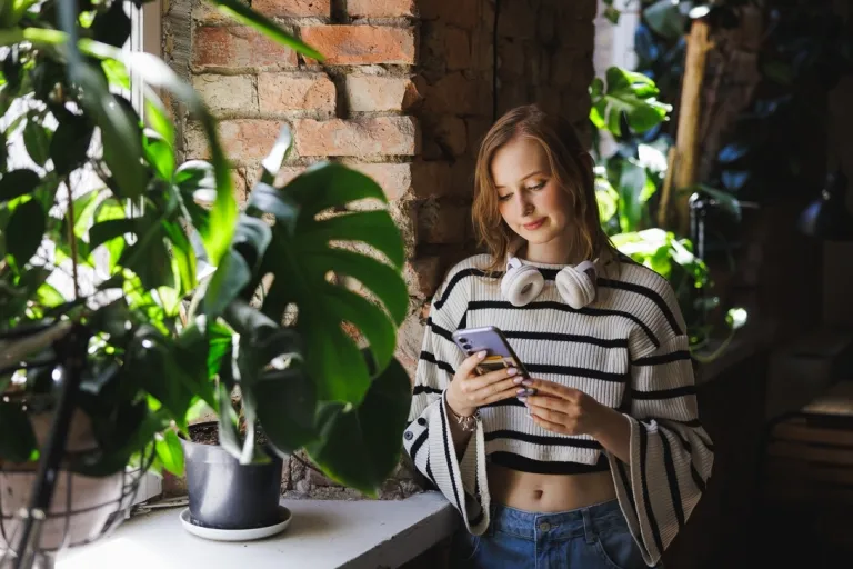 Transport, spedycja i logistyka | Studia I stopnia we Wrocławiu | Uniwersytet WSB Merito we Wrocławiu: studentka używająca telefonu