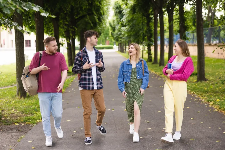 Zarządzanie w hotelu i restauracji | Studia I stopnia we Wrocławiu | Uniwersytet WSB Merito we Wrocławiu: studenci idący parkiem
