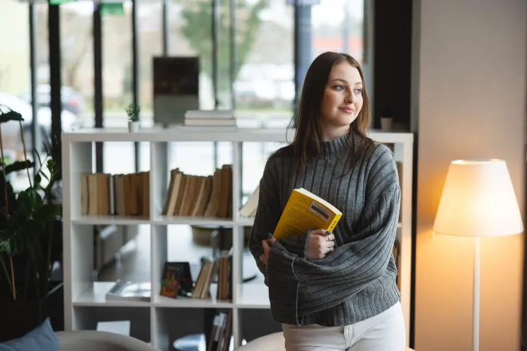 Inżynieria jakości w produkcji i usługach | Studia I stopnia we Wrocławiu | Uniwersytet WSB Merito we Wrocławiu: studentka trzymająca książkę