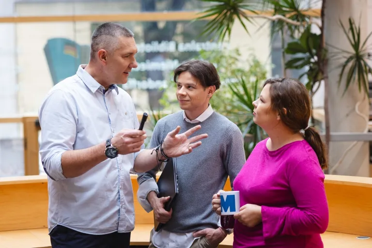 Content Marketing i storytelling 360° | Studia I stopnia we Wrocławiu | Uniwersytet WSB Merito we Wrocławiu: studenci pracujący nad projektem grupowym