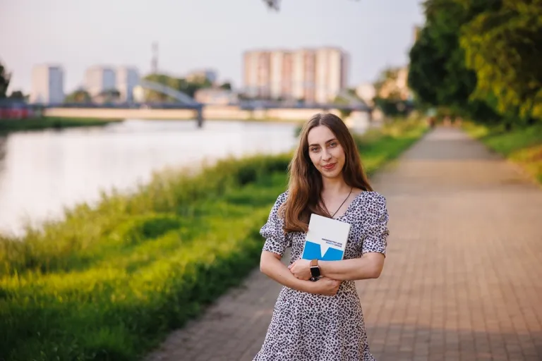 Fotografia i wideo | Studia I stopnia we Wrocławiu | Uniwersytet WSB Merito we Wrocławiu: studentka pozująca do zdjęcia