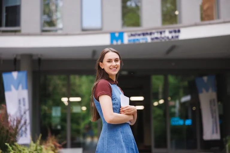 Automatyzacja i robotyzacja procesów | Studia I stopnia we Wrocławiu | Uniwersytet WSB Merito we Wrocławiu: studentka pozująca do zdjęcia