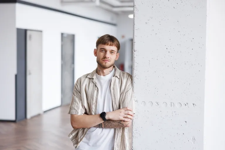 Zarządzanie procesami produkcyjnymi | Studia I stopnia we Wrocławiu | Uniwersytet WSB Merito we Wrocławiu: student pozujący do zdjęcia