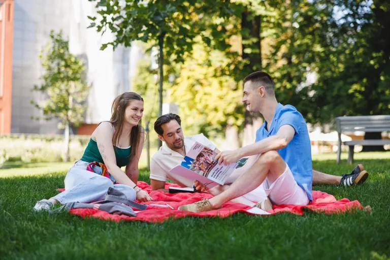 Menedżer sprzedaży | Studia I stopnia we Wrocławiu | Uniwersytet WSB Merito we Wrocławiu: studenci siedzący na kocu w parku