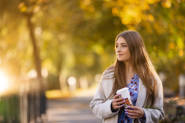 Inteligentna logistyka produkcji | Studia I stopnia we Wrocławiu | Uniwersytet WSB Merito we Wrocławiu: studentka pozująca do zdjęcia trzymająca kubek kawy