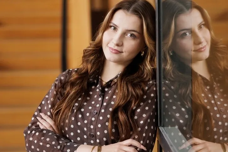 Zarządzanie zasobami ludzkimi, studia I stopnia, licencjackie i inżynierskie: studentka pozująca do zdjęcia