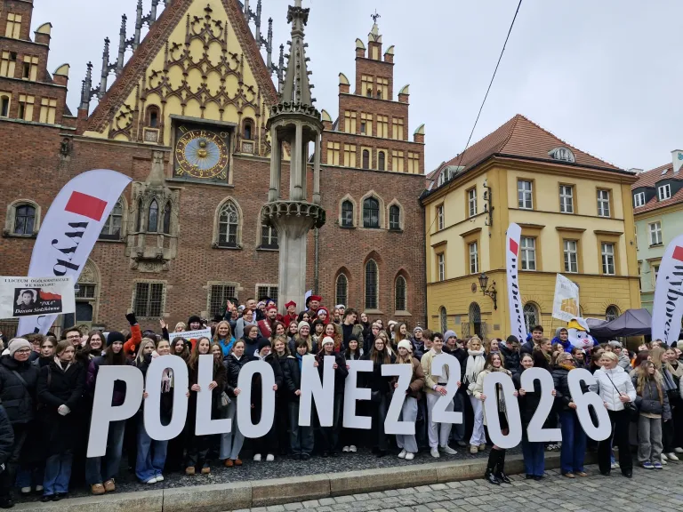 Rekordowy Polonez dla Fredry i ciekawa debata o AI | Aktualności | Uniwersytet WSB Merito we Wrocławiu: Zdjęcie pamiątkowe uczestników wydarzeni