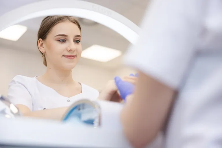 Manicure profesjonalny i nail art | Studia I stopnia we Wrocławiu | Uniwersytet WSB Merito we Wrocławiu: studentki na zajęciach w pracowni manicure