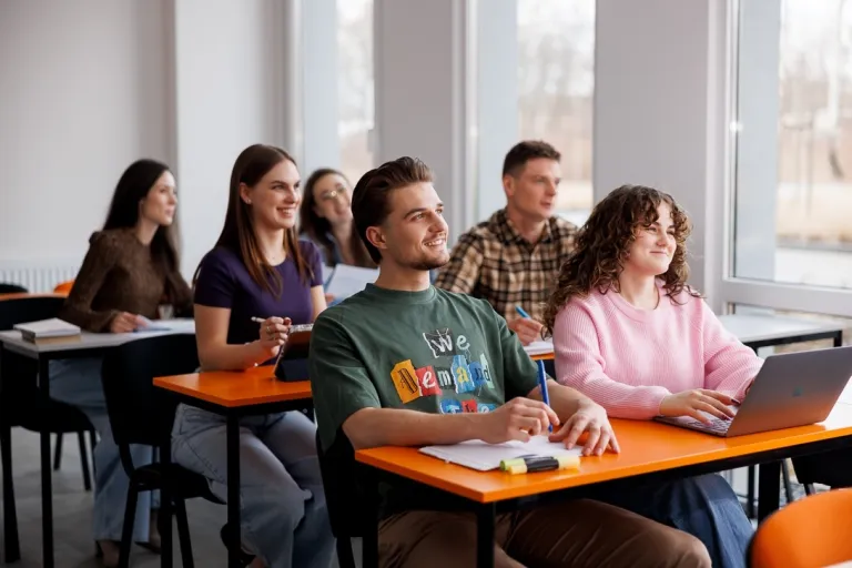 Reportaż, wywiad, storytelling | Studia I stopnia we Wrocławiu | Uniwersytet WSB Merito we Wrocławiu: studenci podczas zajęć z finansów i rachunkowowści